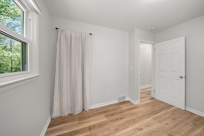 Building Photo - Pet Friendly 3/1 House, Fenced Yard, Deck, Fire Pit & Basement