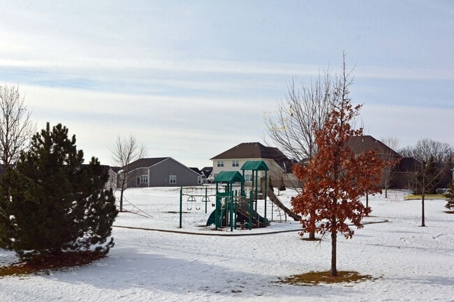 Building Photo - Spacious 5-Bed 4-Bath Home Available in Chaska - Great Location!