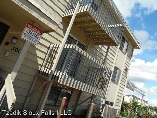 Building Photo - 3000-3012 S Mayfair Dr