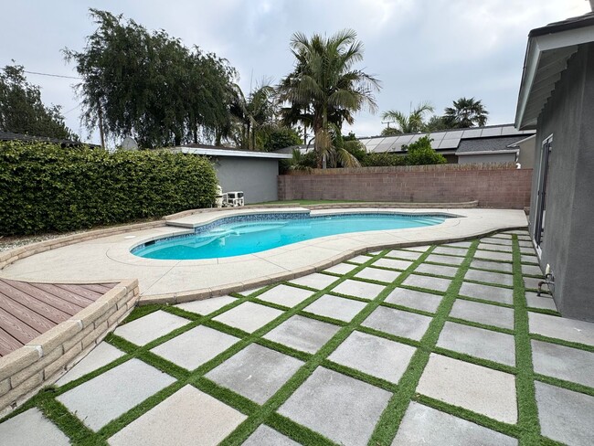 Building Photo - Beautiful 3 bedroom 2 bath Pool Home...  this one is a SHOW STOPPER