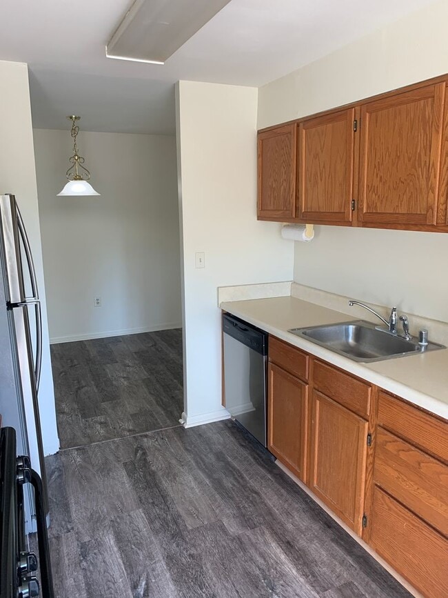 Building Photo - 2 Bedroom, 2 Bath Apartment, with Communit...