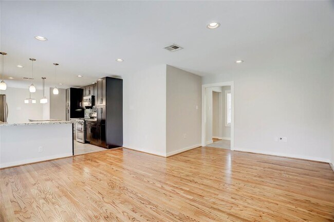 Building Photo - 1643 Crestdale Dr