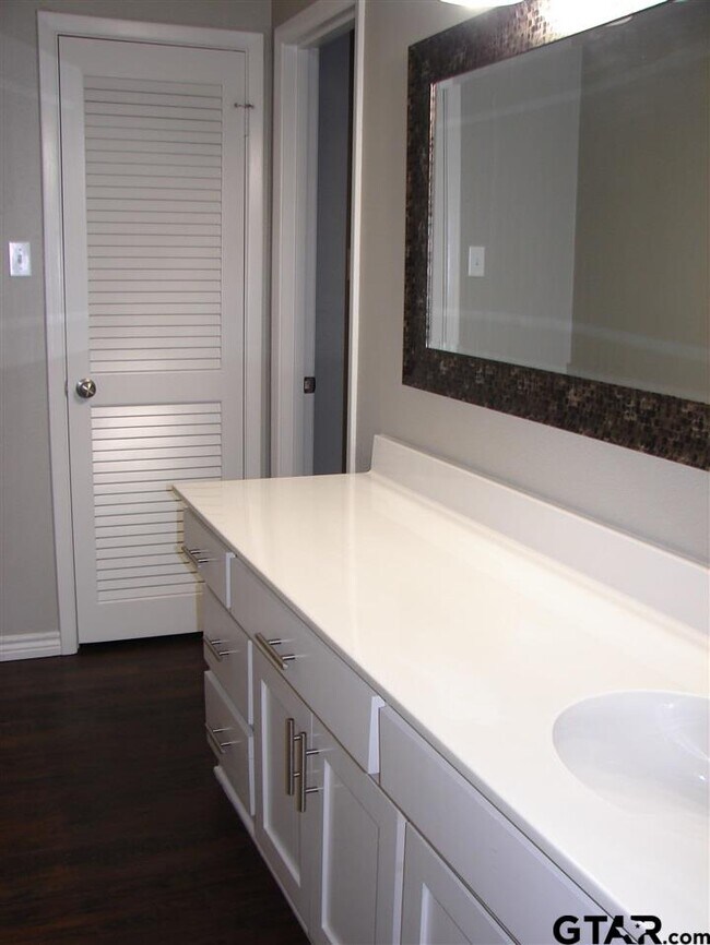 Building Photo - 423 Top Hill Dr