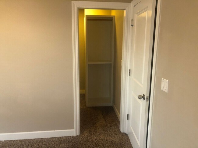 Building Photo - Newer 3 bedrooms 2.5 bathroom townhouse! MOVE IN SPECIAL!