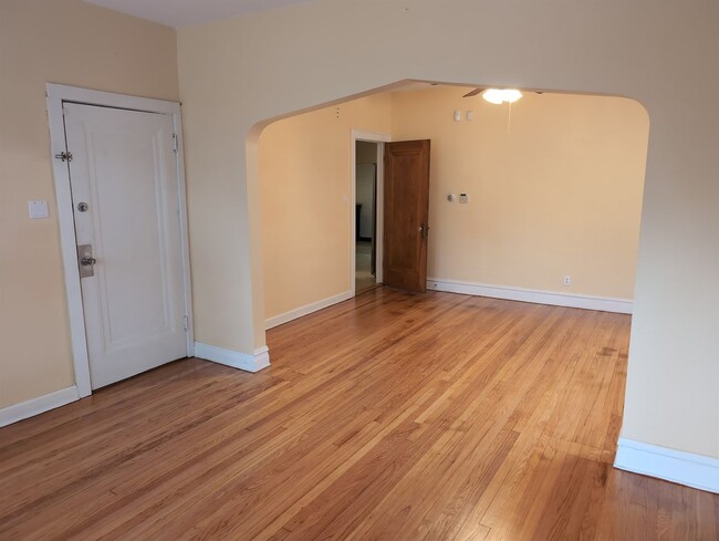 Building Photo - 5622 N Mango Ave