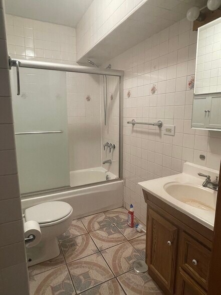 Bathroom - 3153 S Emerald Ave