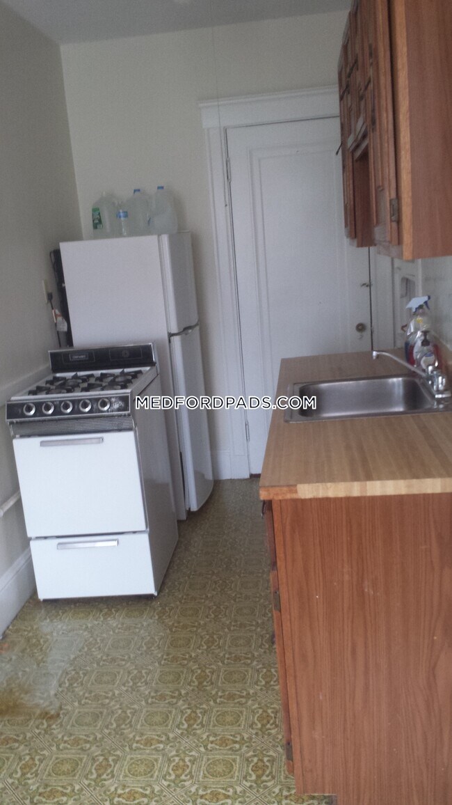 Building Photo - 63 Fellsway W