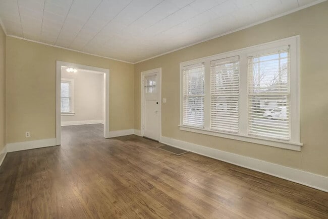 Building Photo - $1450- 2 Bedroom home, Renovated, NEW PICT...