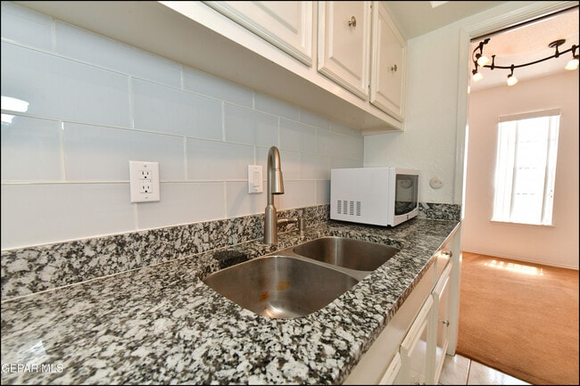 Building Photo - 6201 Escondido Dr