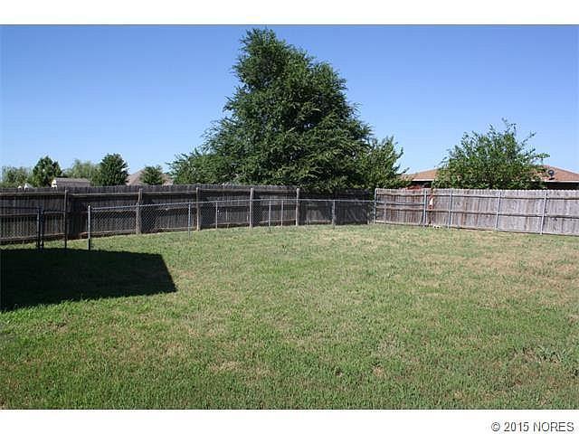 fenced large yard - 616 NE Fenway Ave