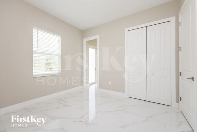 Building Photo - 1117 Pisa St E