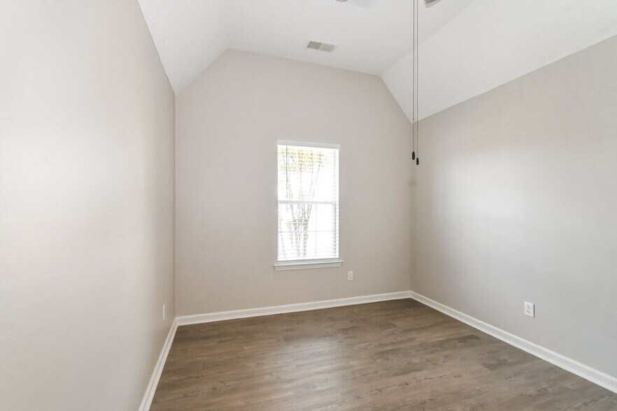 Building Photo - 3058 Wren St