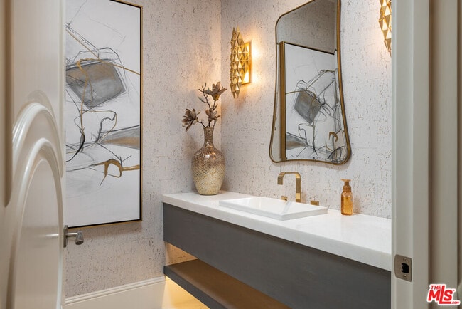 Building Photo - 28 Tide Watch