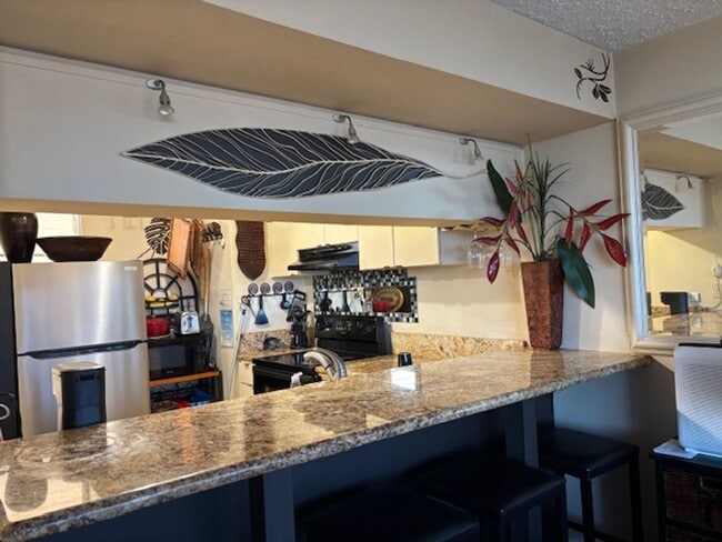 Building Photo - MAKAHA VALLEY TOWERS