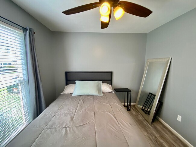 Building Photo - West AVL - Spacious Home in Scenic Bluff S...