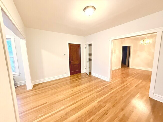 Building Photo - 4819 W Addison St