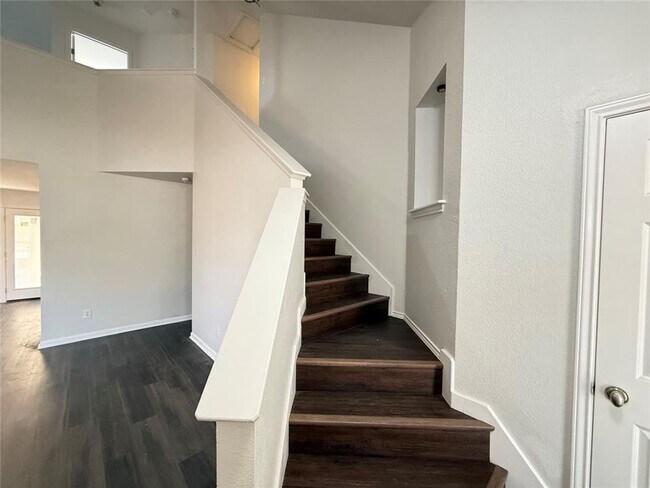 Building Photo - 3 Bed / 2 Bath / 2 living room a great bac...
