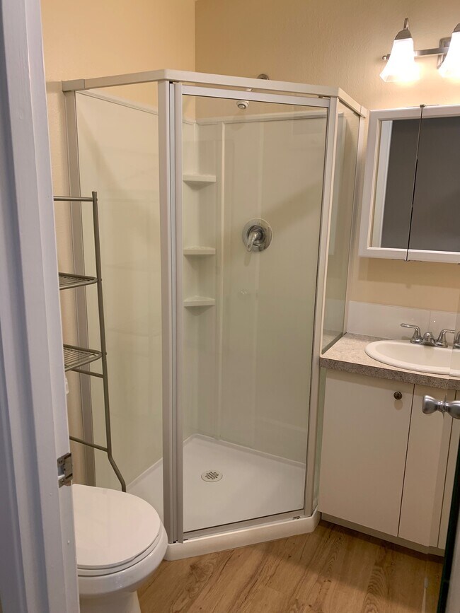 Building Photo - 200 SW Florence Ave #H8