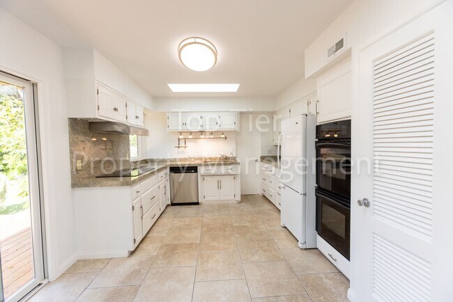 Building Photo - Charming Mid-Century Home | 4BR, 3BA | 2,424 Sq Ft | 8,400 Sq Ft Lot | Prime La Jolla Location**$...