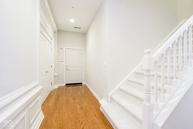 Building Photo - 350 N Meridian St