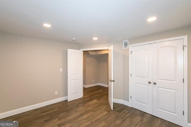 Building Photo - 2805 Pine Hill Dr