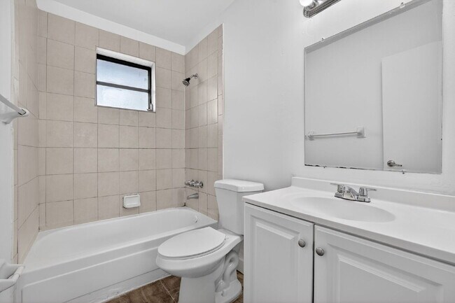Building Photo - QUICK MOVE IN | FIRST MONTH FREE - Bright & Modern 1-Bedroom Apartment in Prime Oakland Park Loca...
