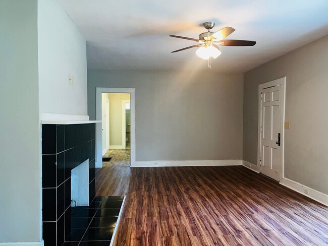 Building Photo - Beautiful 4 bedroom 2 bathroom home in Lagrange! Must see!