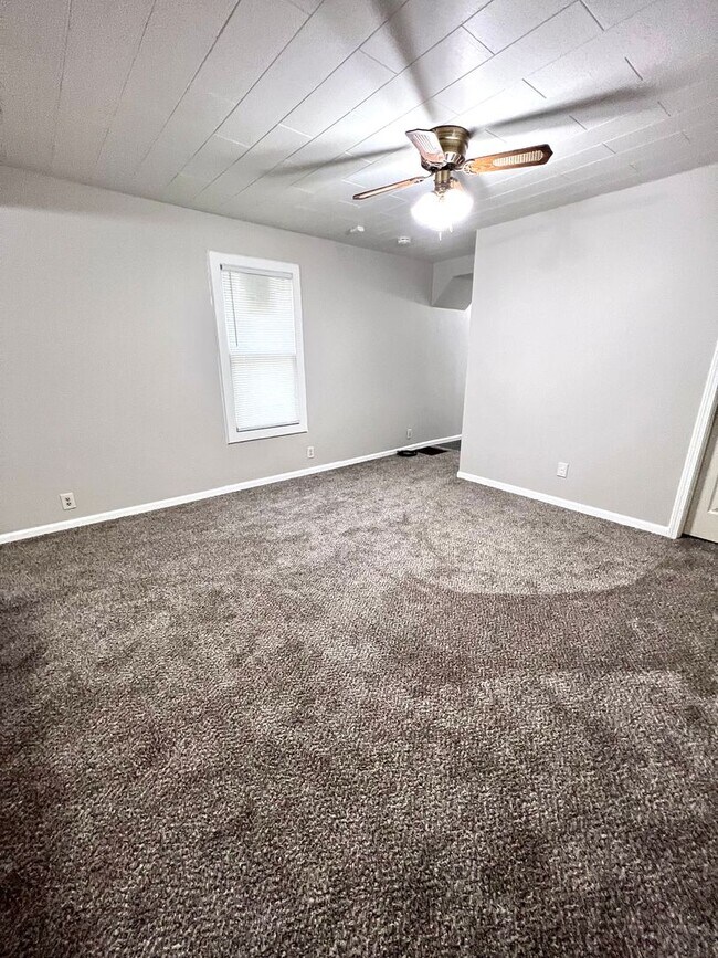 Building Photo - Cute South Omaha 2 bed, 1 bath beauty for only $1,250! COMING SOON!