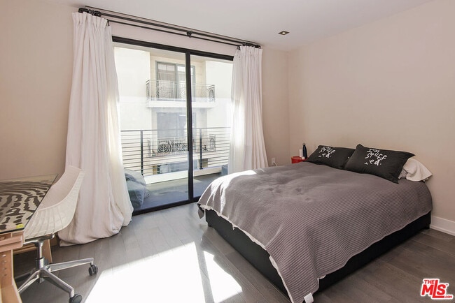 Building Photo - 432 N Oakhurst Dr