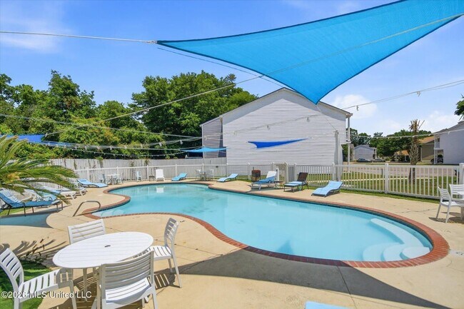 Building Photo - 1283 Century Oaks Dr