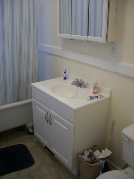 Building Photo - 463 Park Dr