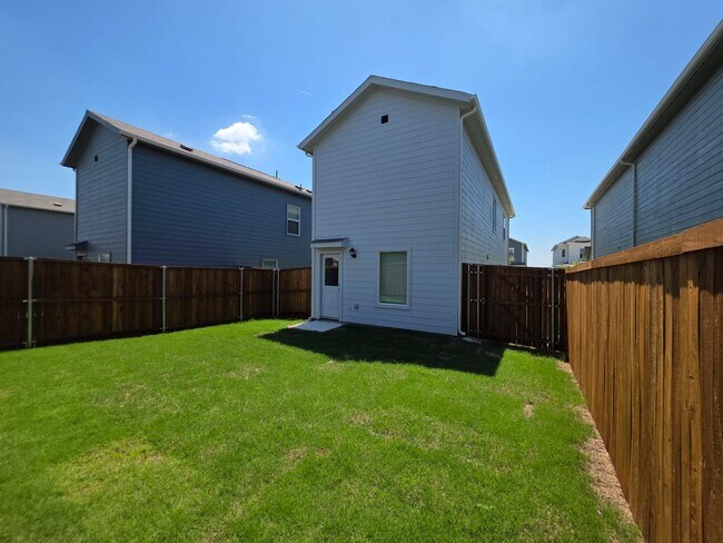 Building Photo - NEWLY BUILT 3 bedroom 2.5 Bath Single fami...