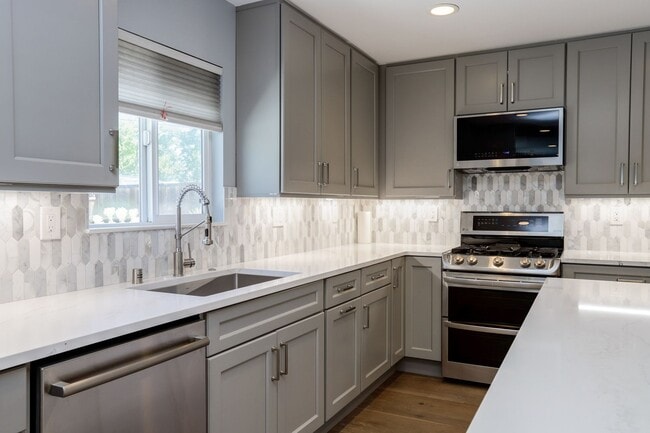 Building Photo - 4 Bed / 2 Bath Updated Redwood City Home w...
