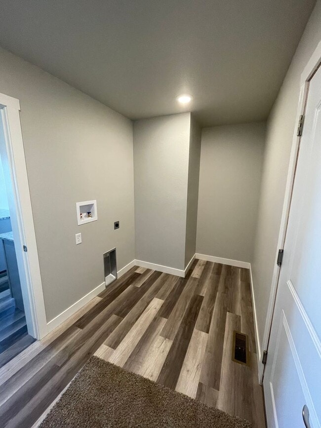 Building Photo - ~Applications Pending~ Newer 4 Bed, 3 Bath, 3 Car Garage Home for Rent