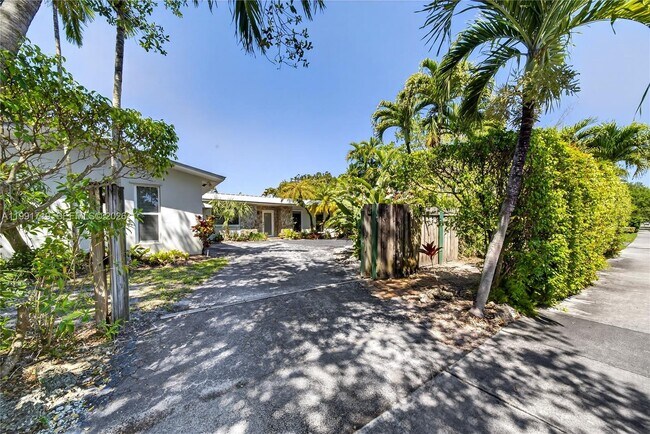 Building Photo - 10142 SW 79th Ave