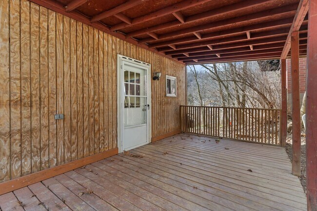 Building Photo - Beautiful Home with Central Air and Main Floor Laundry, Gateway School District
