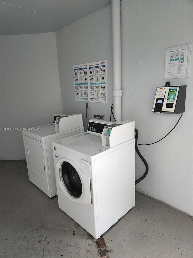 Building Photo - 1351 NE 191st St