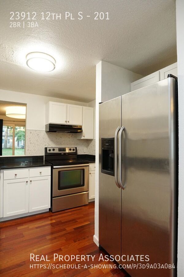 Building Photo - Spacious 2 Bedroom 2.5 Bathroom Townhouse ...