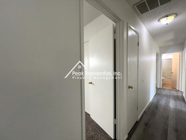 Building Photo - Spacious 4bd/2ba House with 2 Car Garage