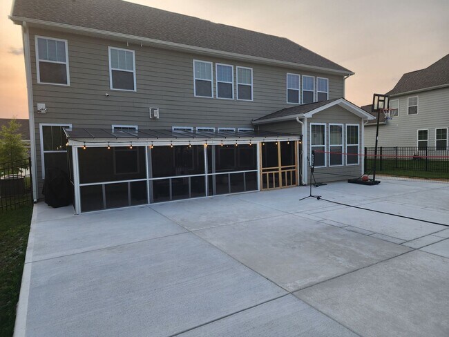 Building Photo - Like New Single Family Home minutes from B...