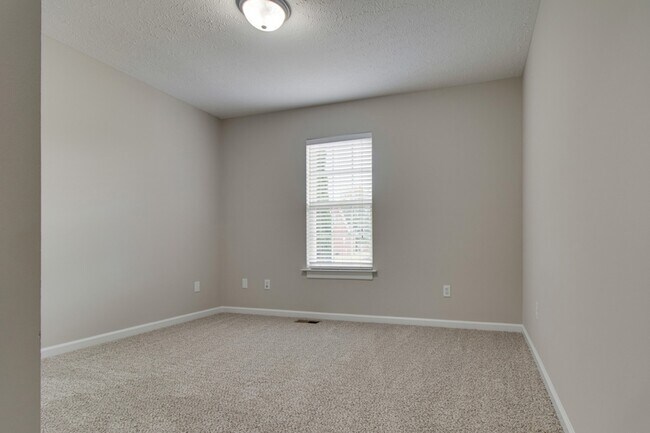 Building Photo - 4910 Court Dr