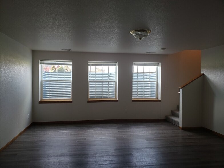 Building Photo - 1001 Alpine Way