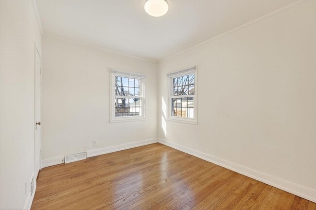 Building Photo - 514 W Lakeside St