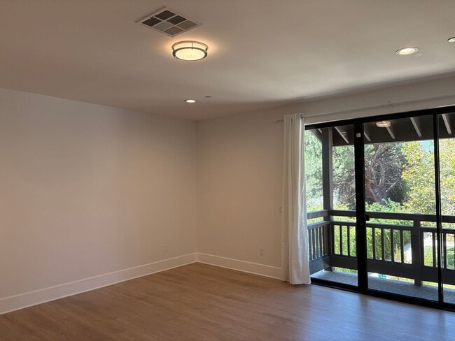 Building Photo - Luxury 3+3 Townhome in prestigious Crescen...