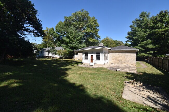 Building Photo - 814 S Eastside Dr