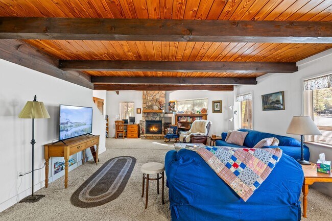 Building Photo - 3 bedroom, 2 bathroom, Spacious Scenic Munds Park Home!