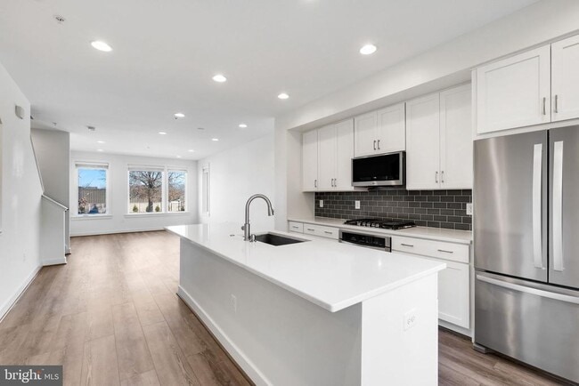 Building Photo - 16560 Crabbs Branch Way