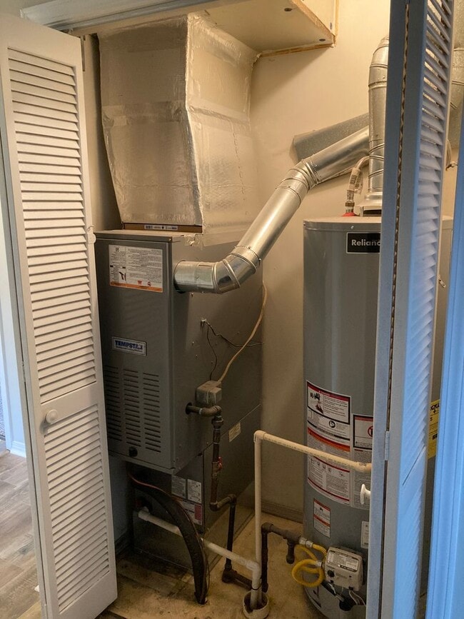 Building Photo - 3 Bedroom, 1.5 bath townhome!