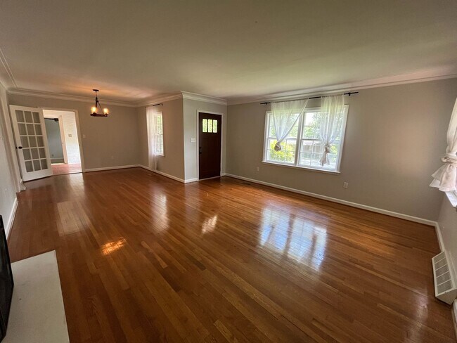 Building Photo - Beautiful 4 Bedroom with 4 Baths