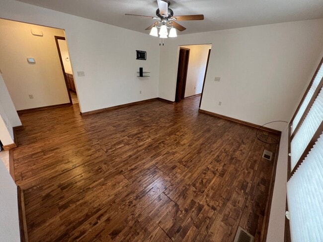 Building Photo - 409 S Broadway Ave